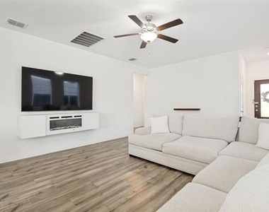 2911 S Griffin Lane - Photo Thumbnail 1