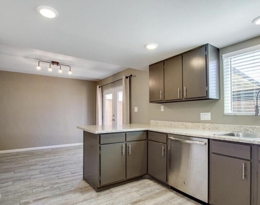 8303 E Thomas Road - Photo Thumbnail 15