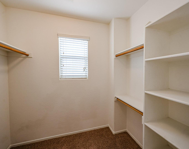12039 W Leather Lane - Photo Thumbnail 30