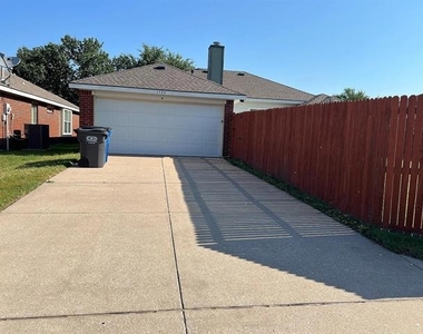 1524 Summerfield Drive - Photo Thumbnail 3