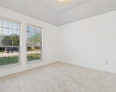 1524 Summerfield Drive - Photo Thumbnail 7