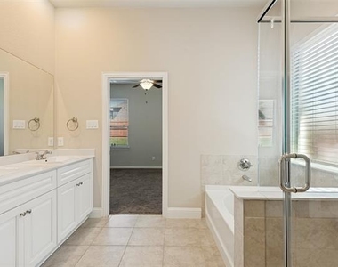 3909 Chesapeake Lane - Photo Thumbnail 7