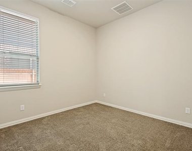 3909 Chesapeake Lane - Photo Thumbnail 8