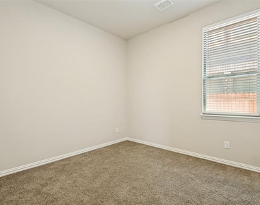 3909 Chesapeake Lane - Photo Thumbnail 9