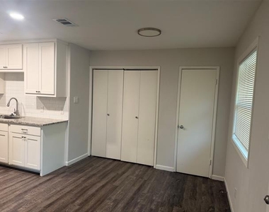 1301 N Waterview Drive - Photo Thumbnail 5