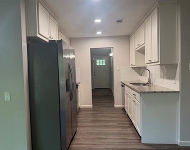 1301 N Waterview Drive - Photo Thumbnail 6