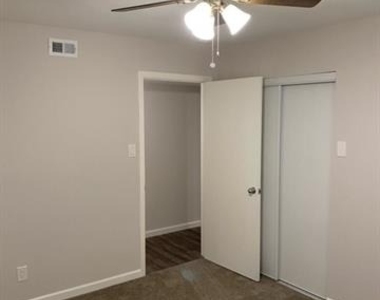 1301 N Waterview Drive - Photo Thumbnail 14