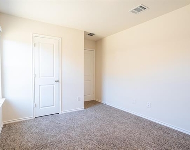 1833 Pecan Valley Drive - Photo Thumbnail 6