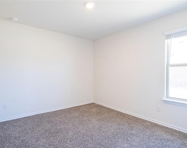 1833 Pecan Valley Drive - Photo Thumbnail 4