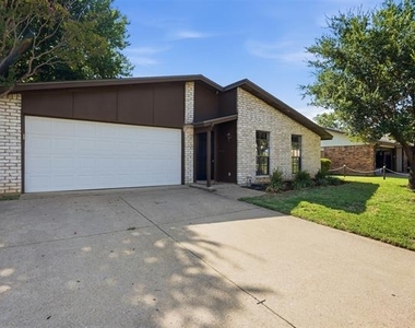 2711 Treeview Drive - Photo Thumbnail 2