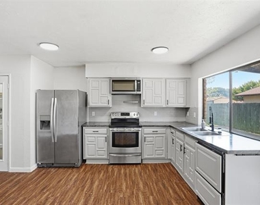2711 Treeview Drive - Photo Thumbnail 11