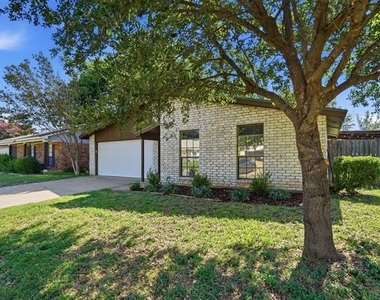 2711 Treeview Drive - Photo Thumbnail 3