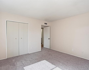 2711 Treeview Drive - Photo Thumbnail 17