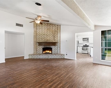 2711 Treeview Drive - Photo Thumbnail 8