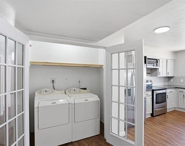 2711 Treeview Drive - Photo Thumbnail 13