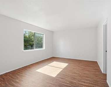 2711 Treeview Drive - Photo Thumbnail 18