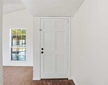 2711 Treeview Drive - Photo Thumbnail 6