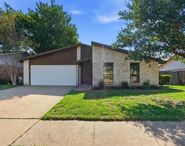 2711 Treeview Drive - Photo Thumbnail 4