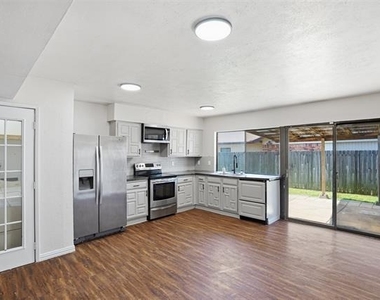 2711 Treeview Drive - Photo Thumbnail 10