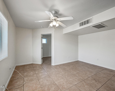 3949 E Earll Drive - Photo Thumbnail 8