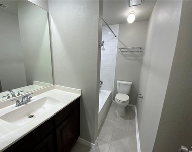 2316 Dalewood Lane - Photo Thumbnail 7
