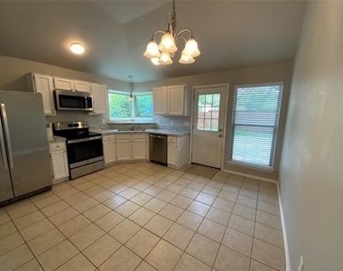 2316 Dalewood Lane - Photo Thumbnail 4