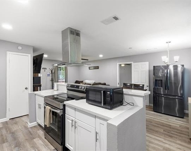 6331 Fenway Street - Photo Thumbnail 5
