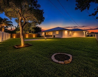 651 Se Degan Drive - Photo Thumbnail 2