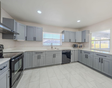 651 Se Degan Drive - Photo Thumbnail 12