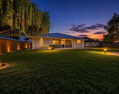 651 Se Degan Drive - Photo Thumbnail 3