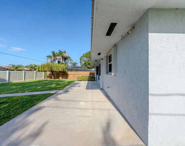 651 Se Degan Drive - Photo Thumbnail 29