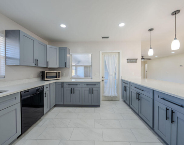 651 Se Degan Drive - Photo Thumbnail 11