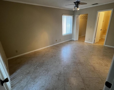 4215 S 57th Avenue - Photo Thumbnail 4