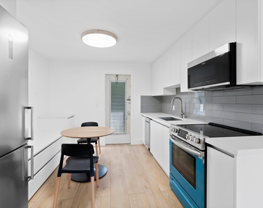 241 Ne 10th Street - Photo Thumbnail 3