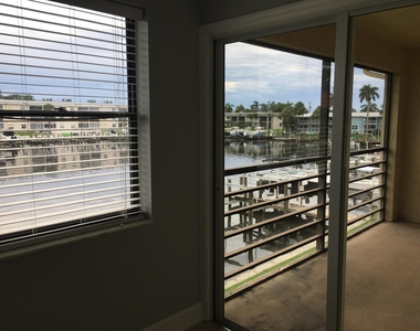 309 Lake Circle - Photo Thumbnail 8