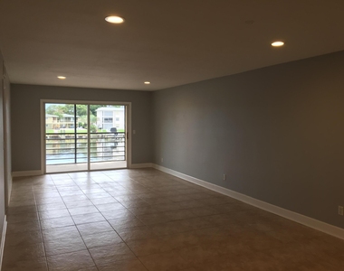 309 Lake Circle - Photo Thumbnail 2