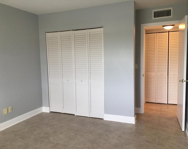 309 Lake Circle - Photo Thumbnail 9