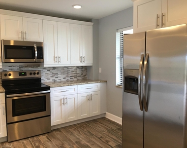309 Lake Circle - Photo Thumbnail 5
