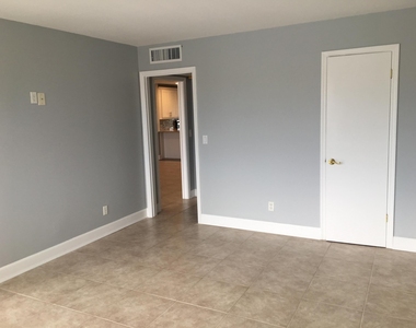 309 Lake Circle - Photo Thumbnail 14