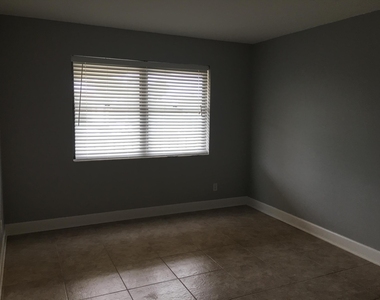 309 Lake Circle - Photo Thumbnail 20