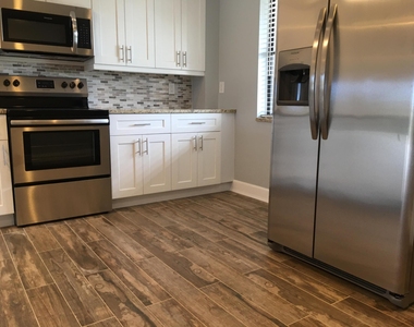 309 Lake Circle - Photo Thumbnail 4