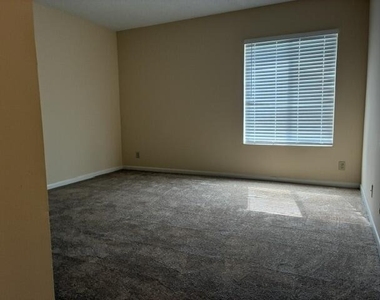 726 Sunny Pine Way - Photo Thumbnail 6