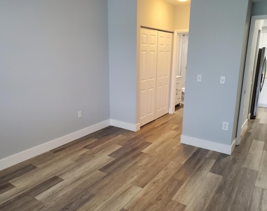 8070 N Nob Hill Road - Photo Thumbnail 7
