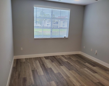 8070 N Nob Hill Road - Photo Thumbnail 6