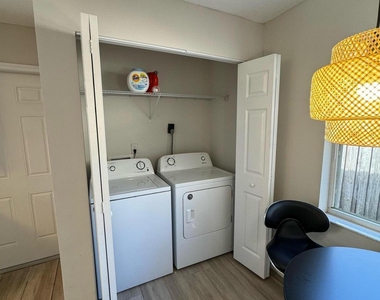 4020 E Louisiana Avenue - Photo Thumbnail 6