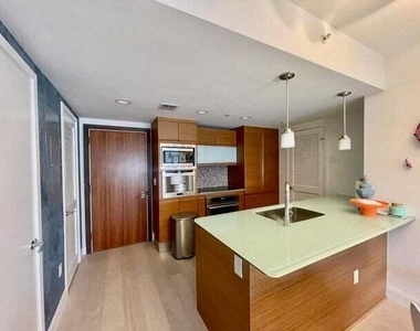 5875 Collins Avenue - Photo Thumbnail 1