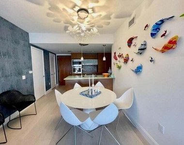 5875 Collins Avenue - Photo Thumbnail 2