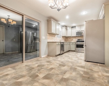 1906 Dorchester Drive - Photo Thumbnail 6