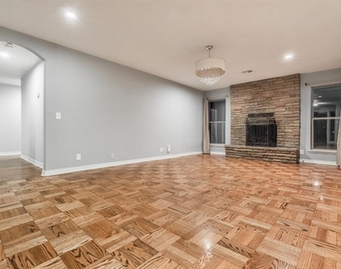 1906 Dorchester Drive - Photo Thumbnail 3
