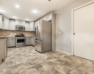 1906 Dorchester Drive - Photo Thumbnail 7